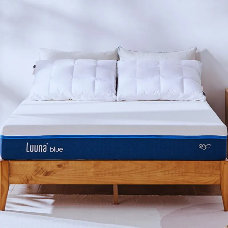 Colchão Luuna Blue de espuma com capa branca e zíper azul e tecnologia de zoneamento ergonômico